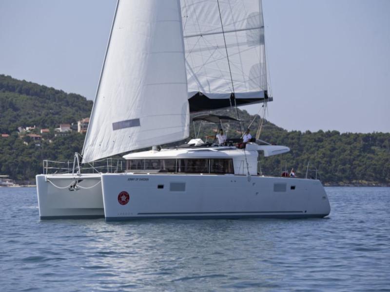 Book yachts online - catamaran - Lagoon 450 Flybridge - Jenny of Sweden - rent