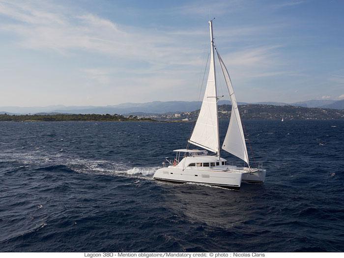 Book yachts online - catamaran - Lagoon 380 - Montaigne - rent
