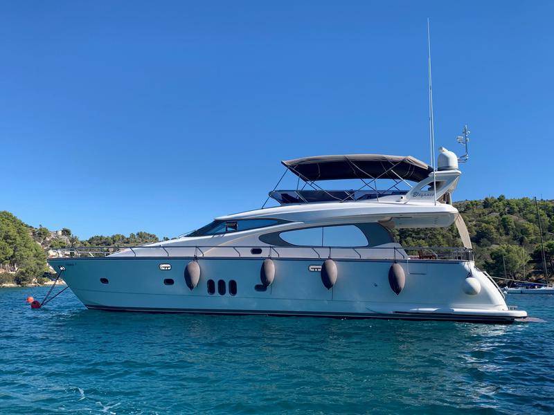 Book yachts online - motorboat - Elegance 60 Fly - Lifestyle 1 - rent