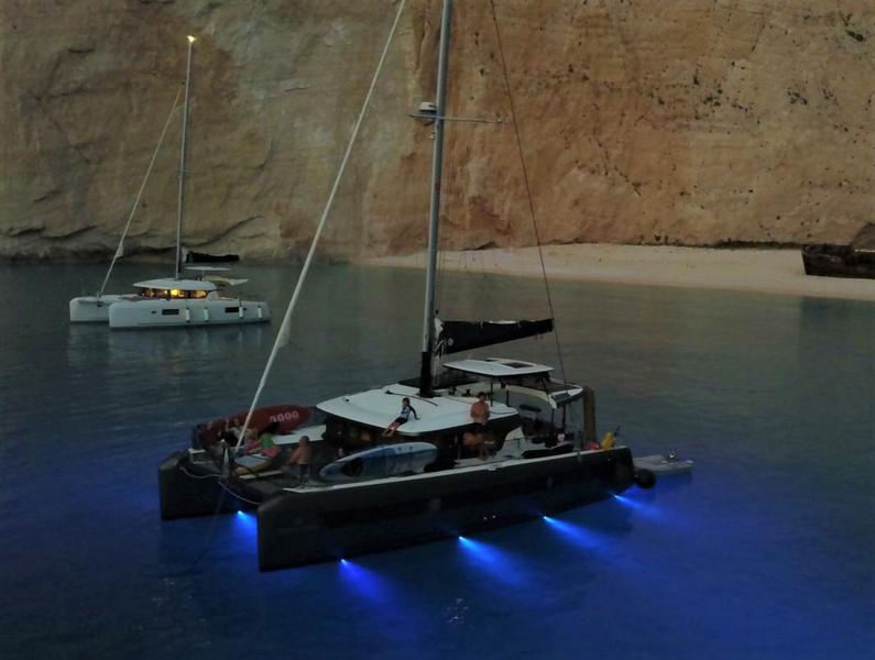 Book yachts online - catamaran - Lagoon 42 - Casta Diva VIP-equipped - rent