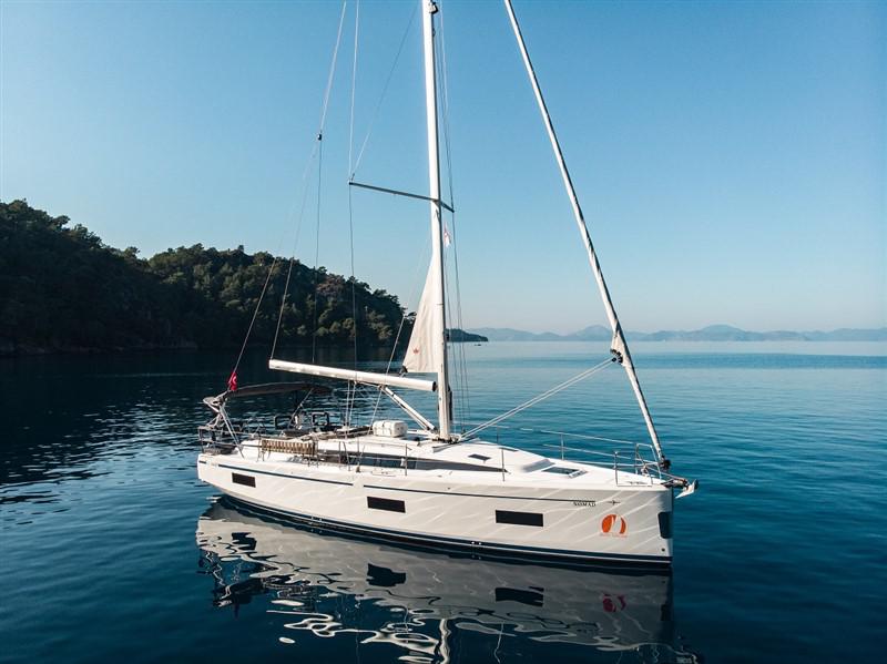 Book yachts online - sailboat - Bavaria C42 - NOMAD - rent