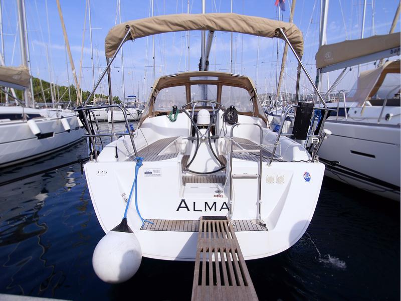 Book yachts online - sailboat - Dufour 325 Grand Large - Alma R  - rent