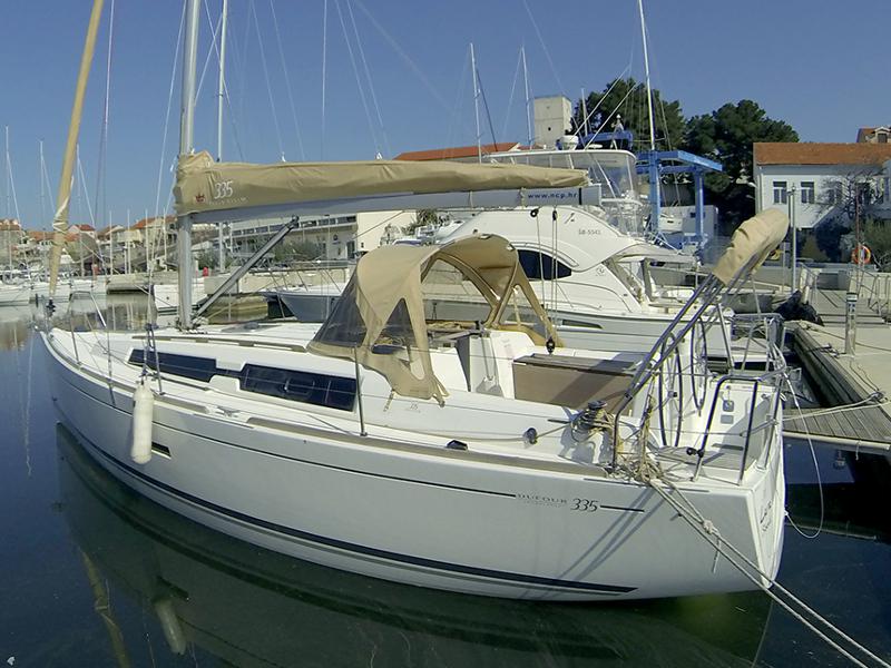 Book yachts online - sailboat - Dufour 335 GL - Lara - rent
