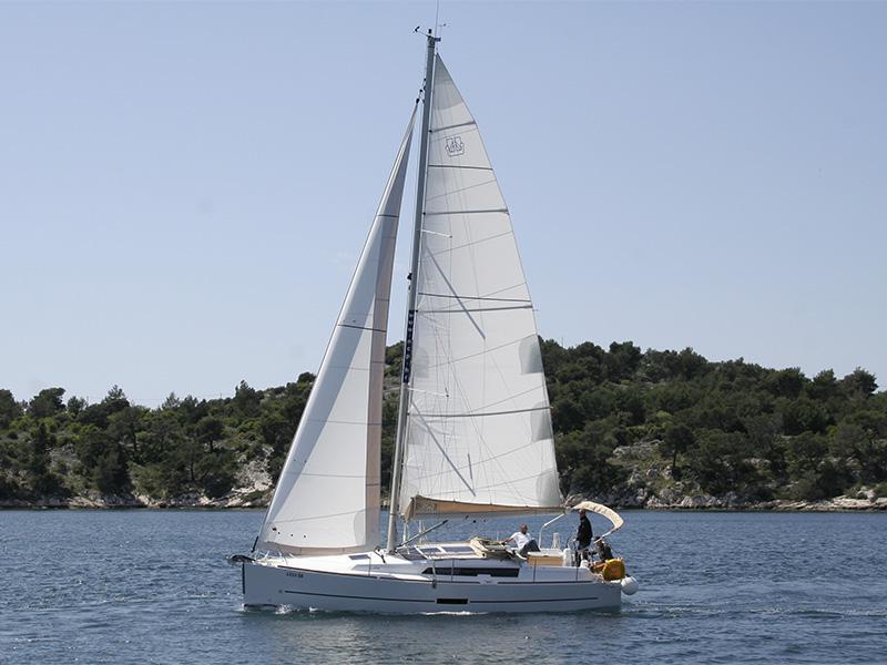 Book yachts online - sailboat - Dufour 350 GL - Luka - rent