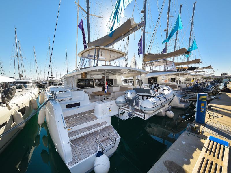 Book yachts online - catamaran - Lagoon 46 - MAJESTIC - rent