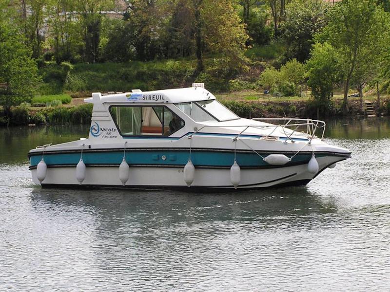 Book yachts online - motorboat - Sedan 800 - SIREUIL FR - rent