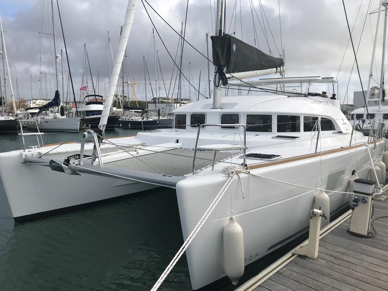 Book yachts online - catamaran - Lagoon 380 - Tarawa 3 - rent
