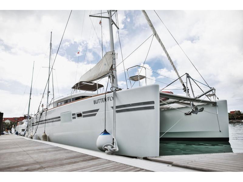 Book yachts online - catamaran - Lagoon 450  Flybridge - Butterfly BU - rent
