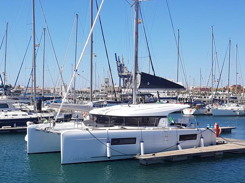 Book yachts online - catamaran - Lagoon 40 - Vega - rent