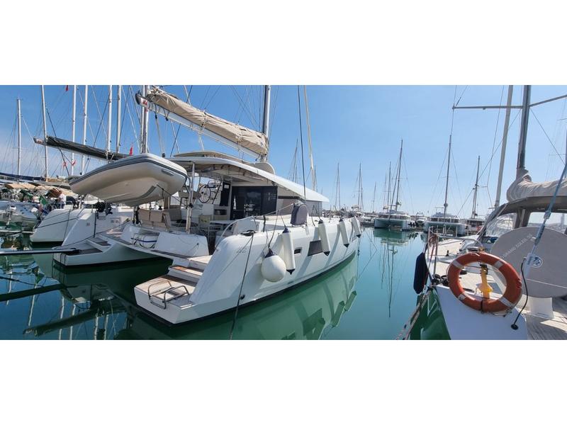 Book yachts online - catamaran - Lagoon 42 - Gamma Leonis - rent