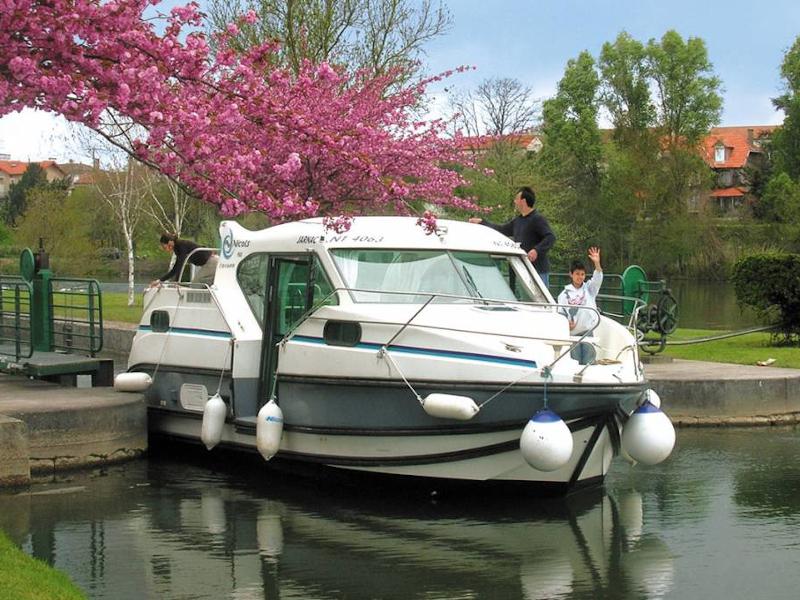 Book yachts online - motorboat - Confort 900 DP - BRIARE FR - rent