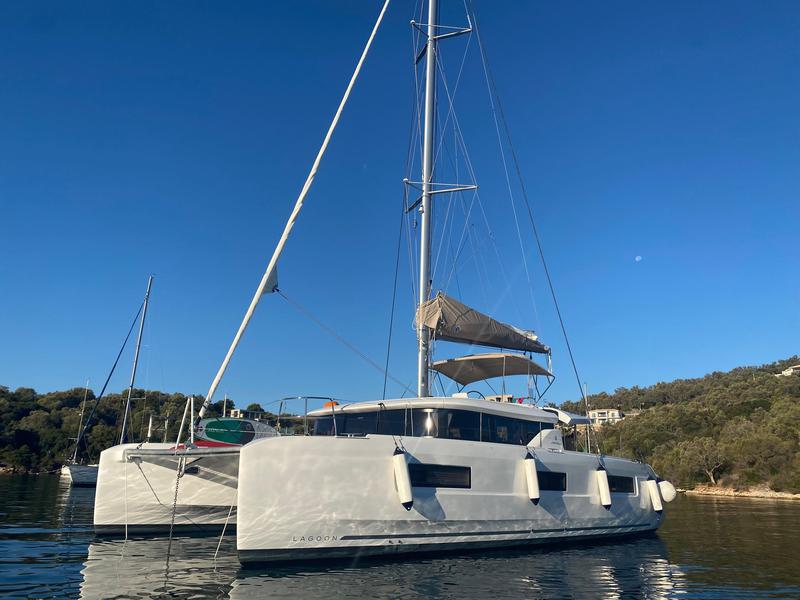 Book yachts online - catamaran - Lagoon 46 - Mavilu - rent