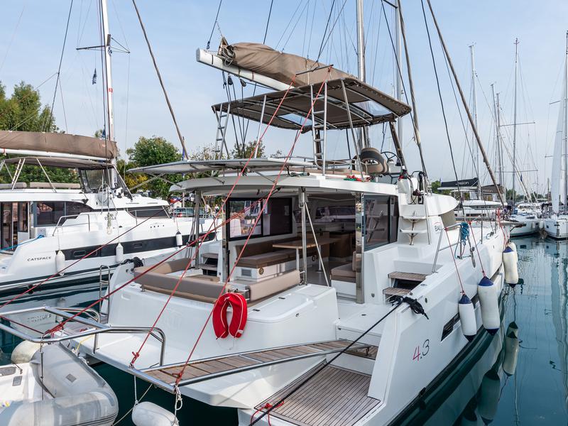 Book yachts online - catamaran - Bali 4.3 - Gatto Nero - rent