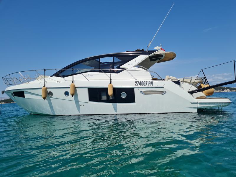 Book yachts online - motorboat - Cranchi M44 HT - Hakuna Matata - rent