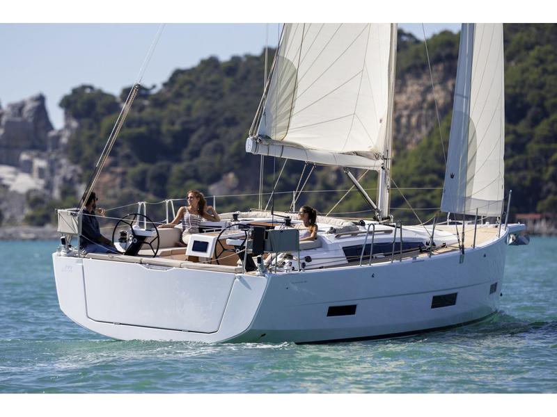 Book yachts online - sailboat - Dufour 390 - AGNES - rent