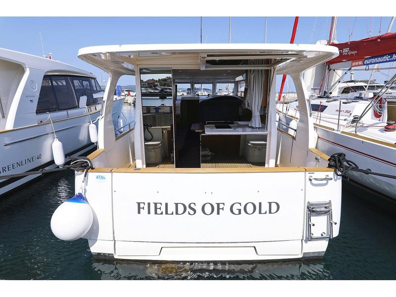 Book yachts online - motorboat - Greenline 33 - Fields of Gold - rent