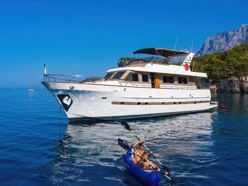 Book yachts online - motorboat - Motoryacht - Custom Blanka - rent