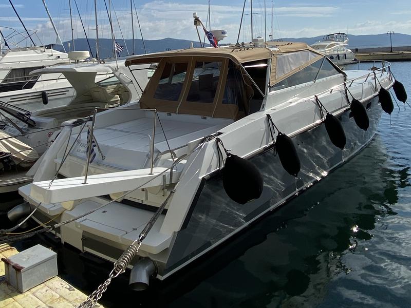 Book yachts online - motorboat - Ferretti 47S Open - Vento - rent