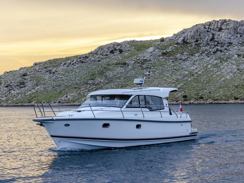 Book yachts online - motorboat - Nimbus 365 Coupé - NN - rent