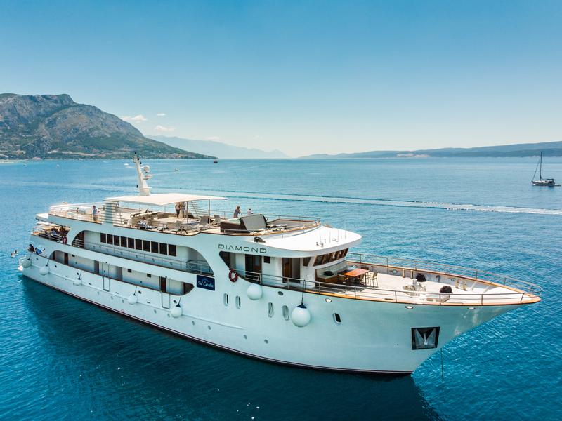 Book yachts online - motorboat - Luxury Motor Yacht - Diamond - rent