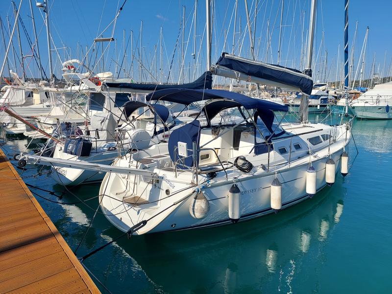 Book yachts online - sailboat - Sun Odyssey 37 - Victoria - rent