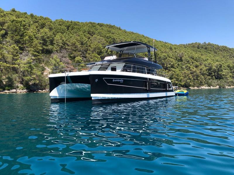 Book yachts online - powercatamaran - Fountaine Pajot 44 - UMBRELLA VICTORIA - rent