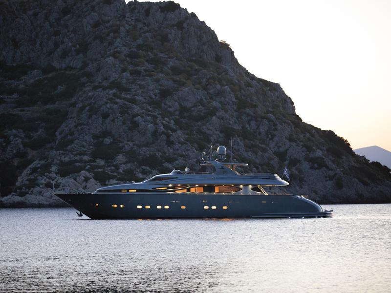 Book yachts online - motorboat - Maiora 108 - Princess L - rent